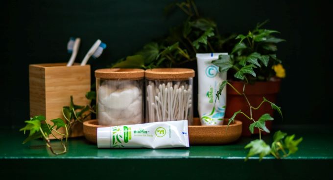 Vegan remineralising toothpaste